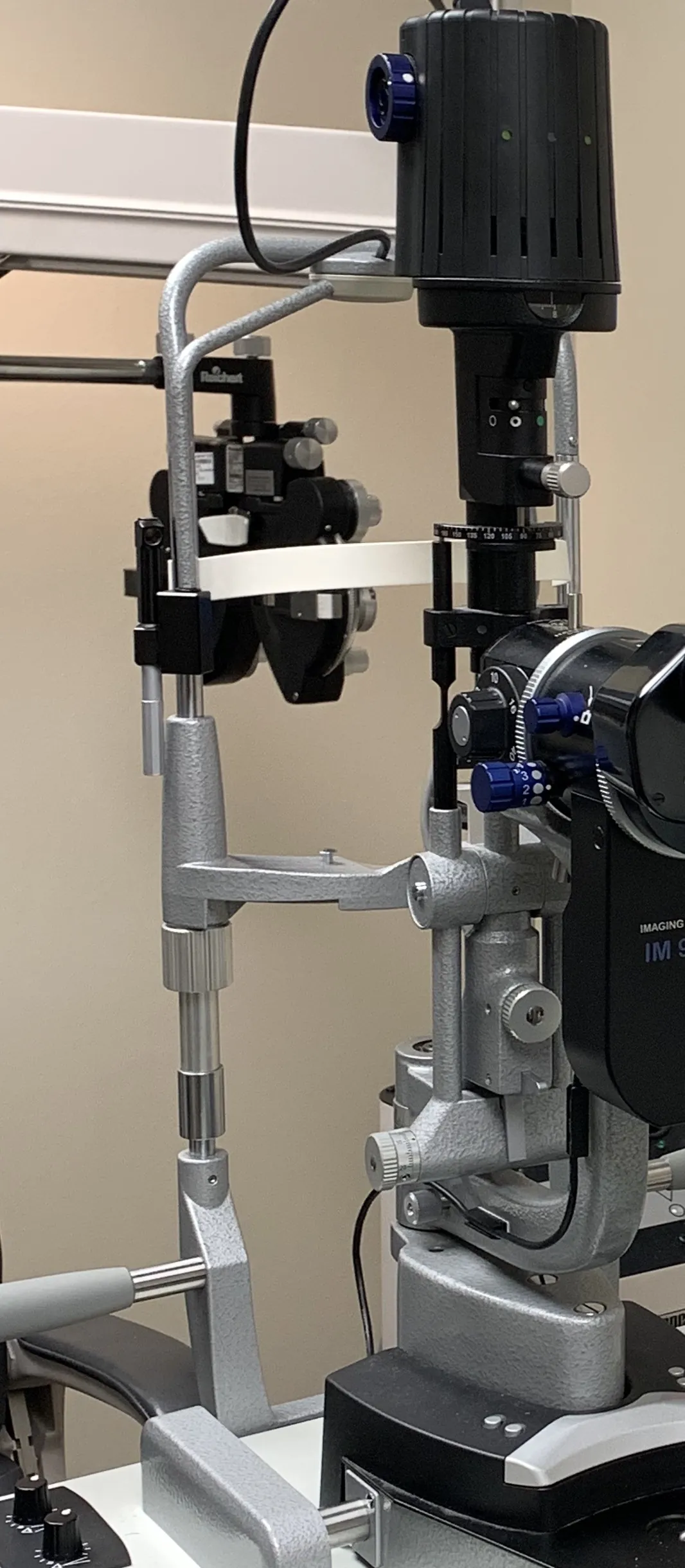 Biomicroscópio oftalmológico de fenda sem pessoas, recortado para mostrar apenas o equipamento.