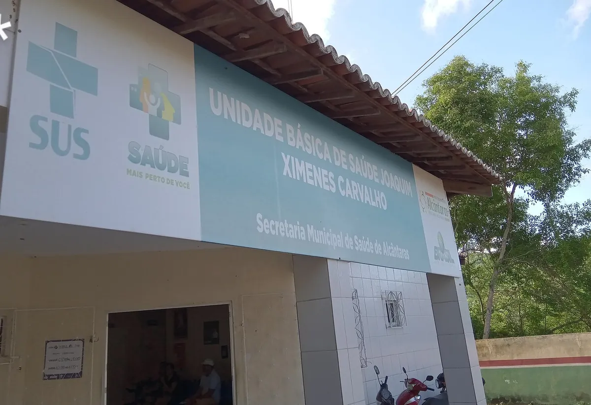 Fachada de uma Unidade Básica de Saúde, com o logotipo do SUS e a palavra Saúde em uma placa azul-clara.