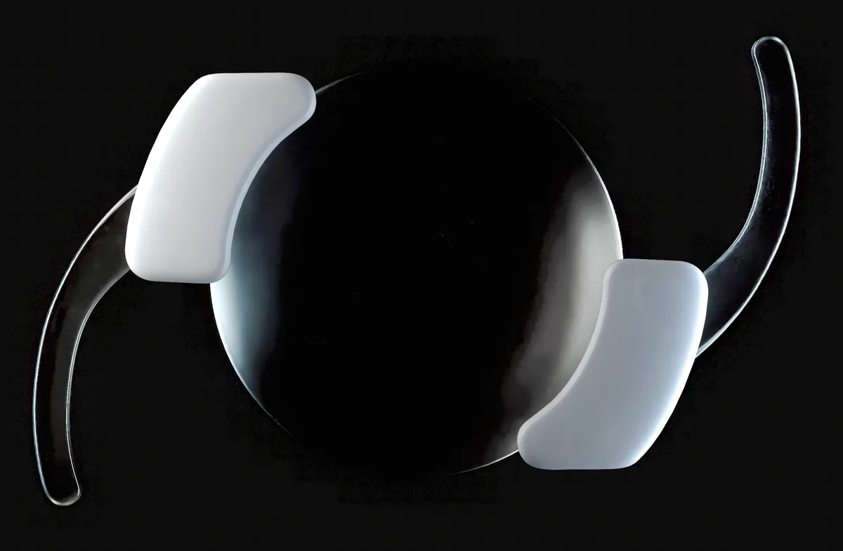 Render de lente intraocular investigacional da SpyGlass Pharma, com disco óptico central e dois volumes laterais semelhantes a alças.